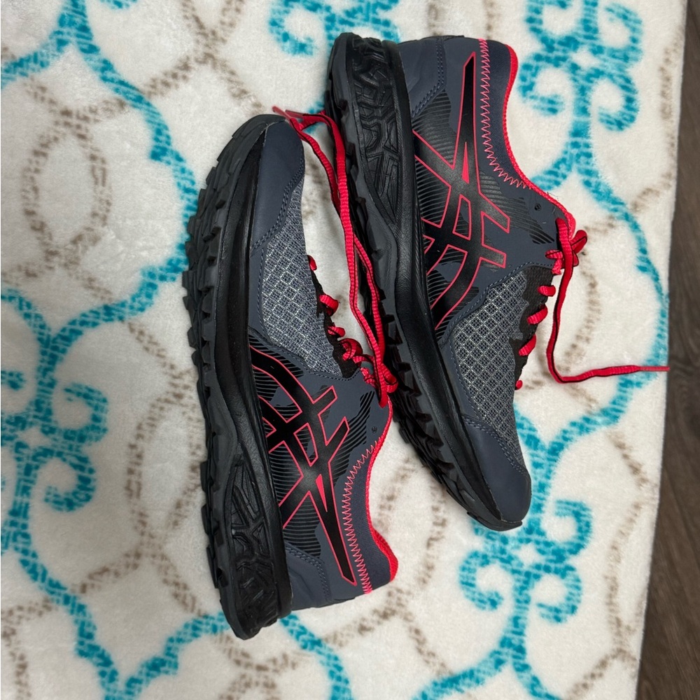 ASICS women’s trail running shoes size 8.5